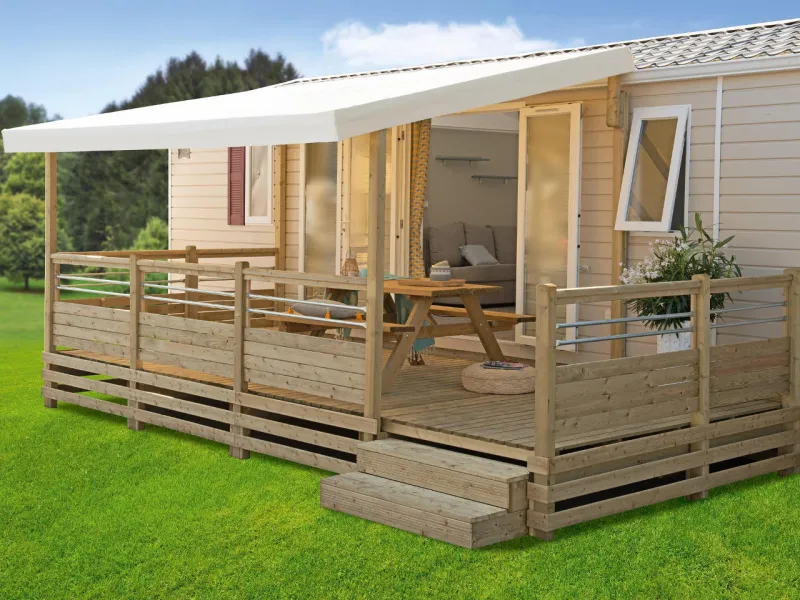 Présentation de la table de jardin bois Clairval pou mobil-home sur une terrasse classique couverte Callista 6mx2m60