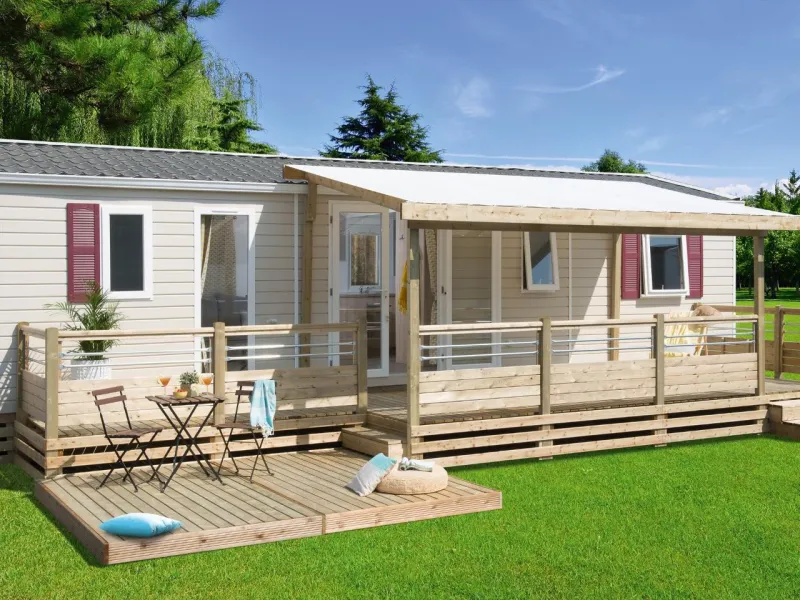 Suggestion de montage : une terrasse au sol Clairval  "Castel" 3,0 x 2,53 m positionnée devant une coursive "Bella" et une terrasse Clairval "Callista" avec les options : escalier 1 marche longueur 100 cm et soubassements terrasse