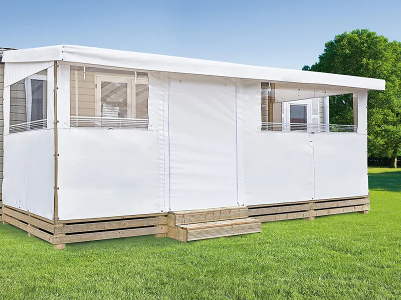 Façade largeur 6,00 m avec baie fermée et option porte enroulable vers le haut et côtés profondeur 2,60m avec baie fixe coloris blanc pour terrasse bois Clairval