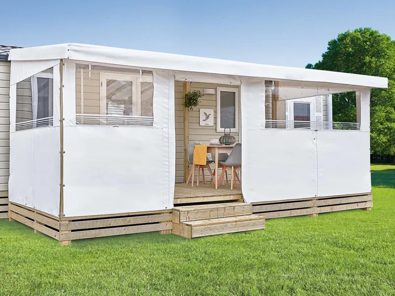 Façade largeur 6,00 m avec baie ouvrantes et option porte enroulable vers le haut et côtés profondeur 2,60m avec baie fixe coloris blanc pour terrasse bois Clairval