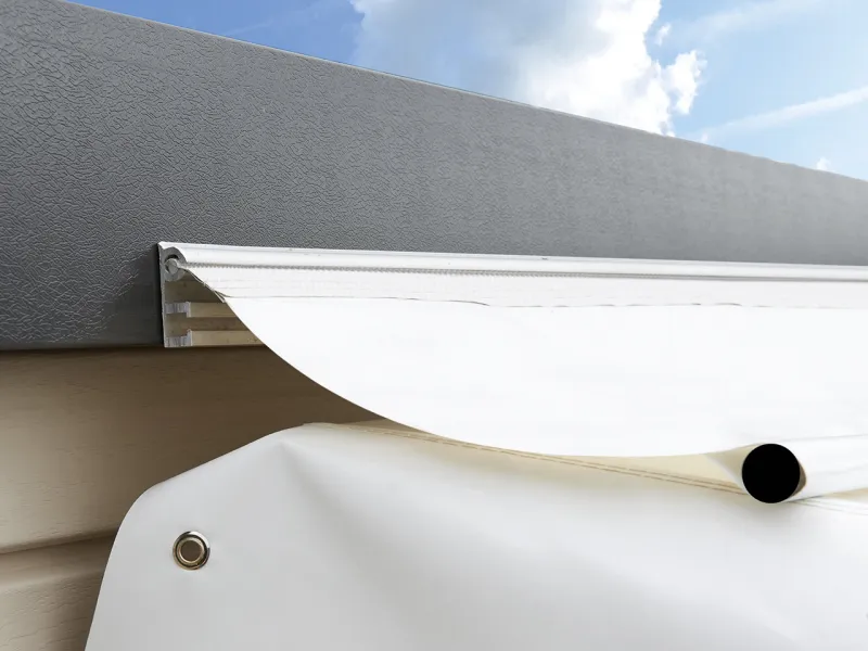 Option : Système d'étanchéité de la toile PVC à fixer sur la façade du mobil-home toit mono-pente pour terrasse couverte clairval